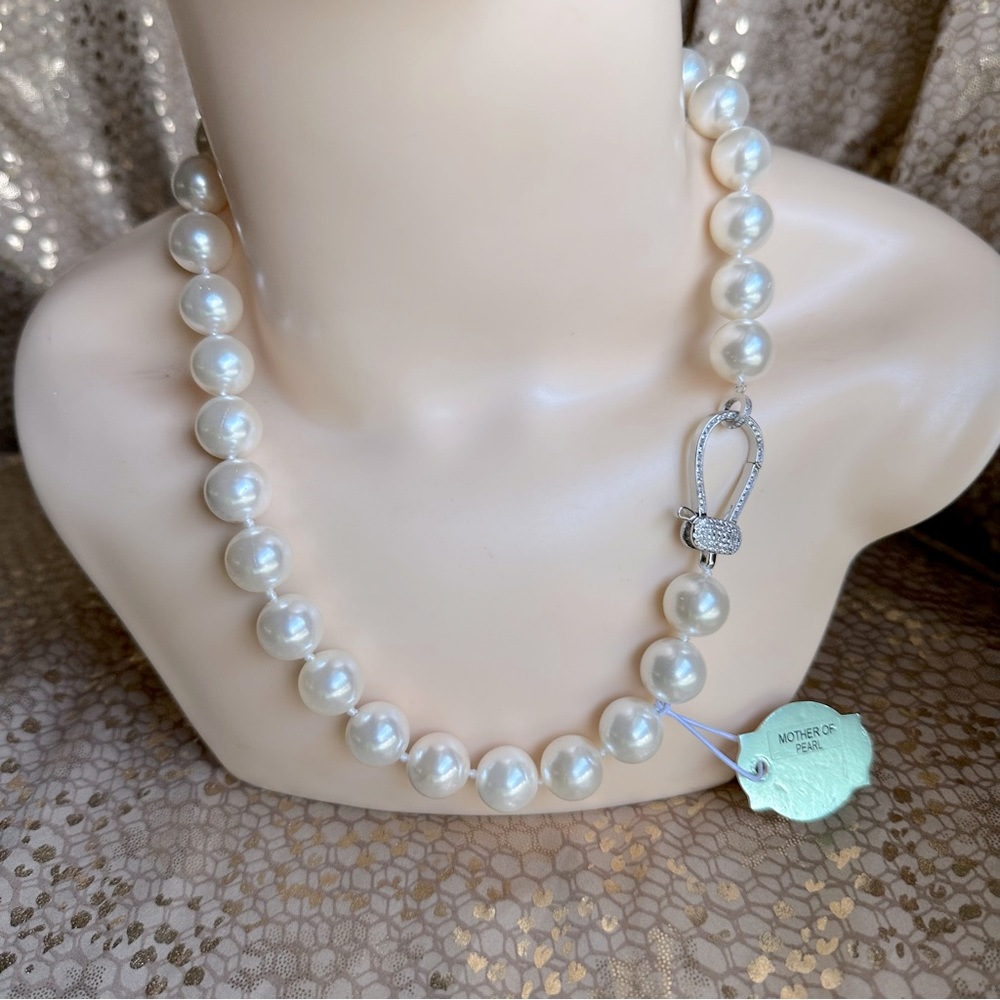 Mother of pearl pearl necklace/ IRIS & LILY